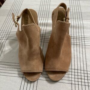 Naturalizer Raquel Slingback Pumps in Bamboo Tan. Size 7.5